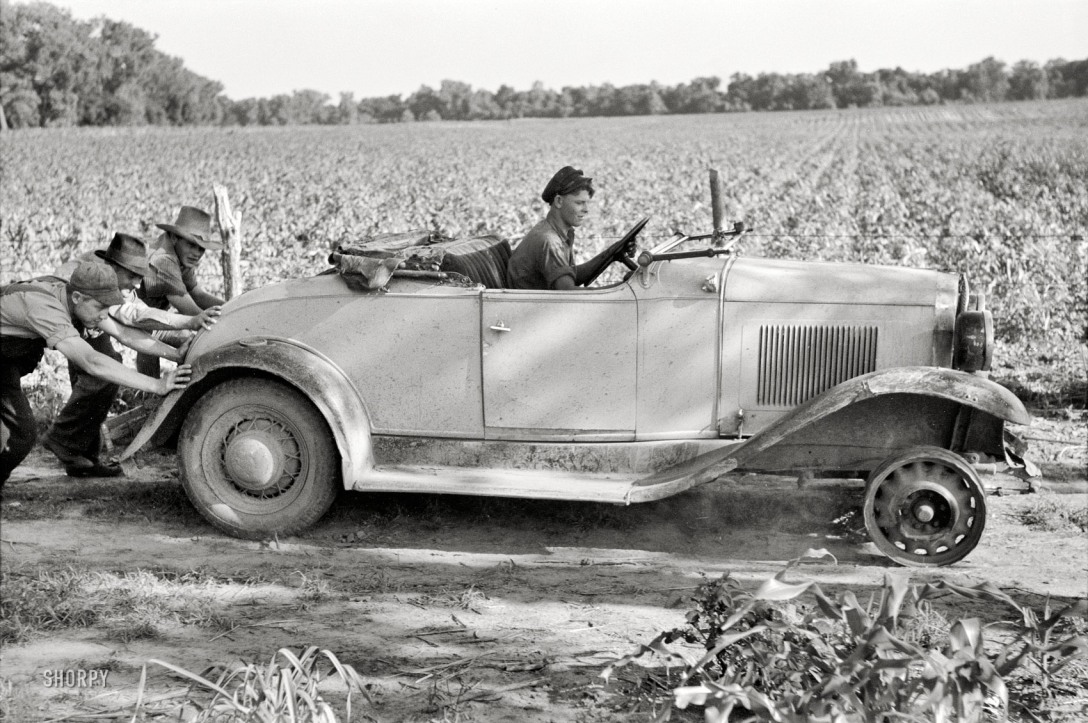 Wenn man ein Auto anschiebt wird es zunächst nicht vom Kraftstoff angetrieben. Daraus zu folgern Kraftstoff würde ein Auto nie antreiben ist falsch. Foto: Russell Lee, 1939